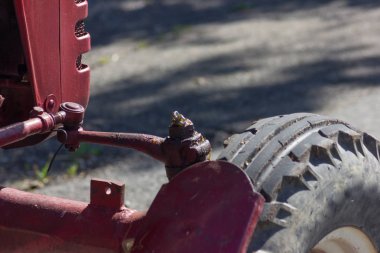 tafsilât-in motor motor ve araçları ile kırmızı ve yeşil renkte eski traktör