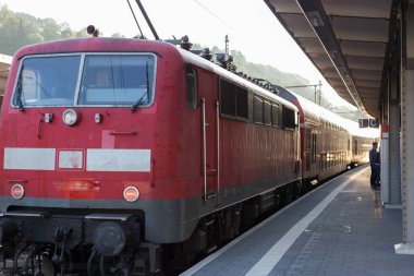 Tren raylar ve Güney Almanya'da trainstaition, Ağustos yaz sabahı işaretleri