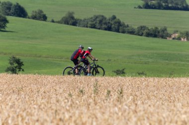 bisikletçiler Münih şehir ve stuttgart yakınındaki Güney Alman kırsal bir mesafe görünümde güneşli bir yaz