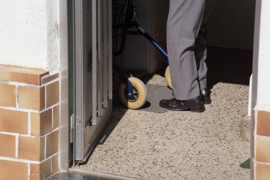 Yaşlı adam rollator Güney Almanya köyde kullanarak.