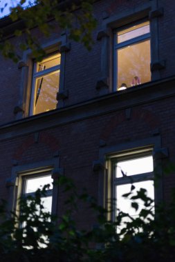 tarihsel cepheler ve windows ile lambalar ve Güney Almanya City stuttgart town yakınındaki bir Ekim gecesi ışıklar