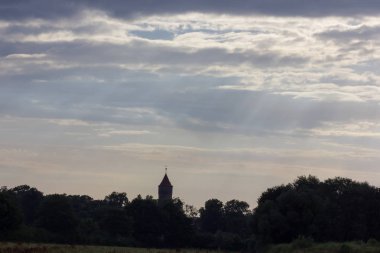 tarihi şehir gündoğumu, Güney Almanya şehir Bavyera erken koyu yeşil alan ve muhteşem bulutlar ile yükselen güneş'ten ışık ile ufukta