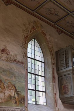 Güney Almanya'da Güz, tarihsel bir şehirde bir Şapel süsler ve Bayramı ve tavanlar gibi banklar ile görmek ve duvar panoları ve kapı kilidi sanat çalışmaları bir güneşli Pazar düşmek