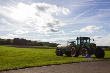 Güney Almanya'nın kırsal kırsalında sıvı gübre getirerek traktor