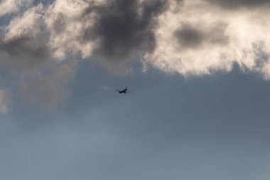 Haziran ayında Güney Almanya çok güneşli bir günde bir modern jet uçağı yüksekte görmek