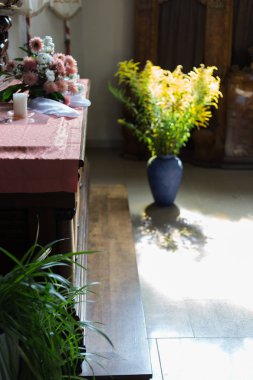 Bavyera bir tarihi şehir Güney Almanya'da yaz, süs eşyaları ve Bayramı ve tavan yanı sıra banklar ve duvar panoları ve kapı kilit resmi görmek