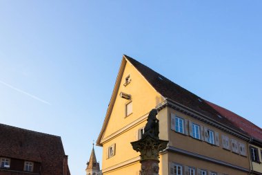 Cephe bina ve bir gezi tatil için Güney Almanya'da bir güneşli yaz öğleden sonra mimari detaylar