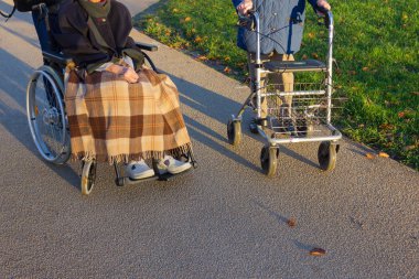 Rollator kırsal kesimde bir şehir Güney Almanya'nın üst düzey Bayan ile