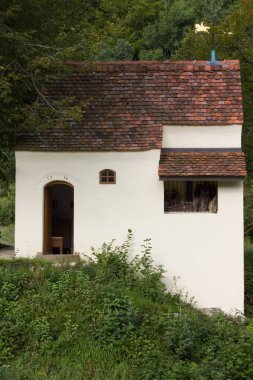 Yolculuk tutkusu Şapel Güney Almanya kırsal kırsal bir Eylül günü eski bir meşe ağacı