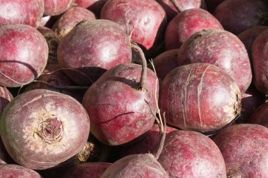 Temmuz ayında Güney Almanya gördüğünüz stand sebze soğan, salata, havuç ve daha fazla tür bir şehir sokak piyasada çok güneşli bir günde