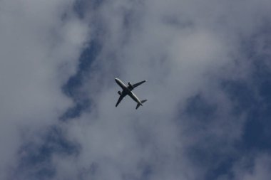 Haziran ayında Güney Almanya çok güneşli bir günde bir modern jet uçağı yüksekte görmek