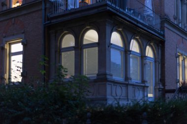 tarihsel cepheler ve windows ile lambalar ve Güney Almanya City stuttgart town yakınındaki bir Ekim gecesi ışıklar