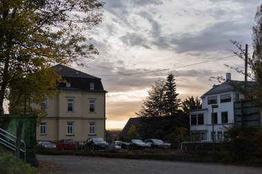 cepheler ve çit ile Güney Almanya'da bir şehir binaların, cam ve antik kulede yapılan çatılar Ekim ayı düşmek