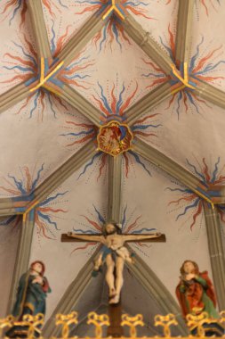 Güney Almanya'da Güz, tarihsel bir şehirde bir Şapel süsler ve Bayramı ve tavanlar gibi banklar ile görmek ve duvar panoları ve kapı kilidi sanat çalışmaları bir güneşli Pazar düşmek