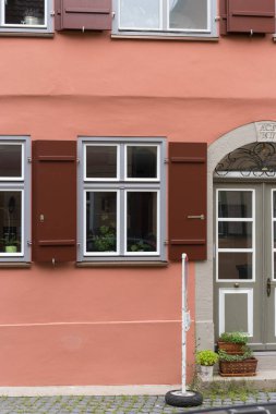 Bavyera bir tarihi şehir Güney Almanya'da yaz, eski ahşap Ahşap çerçeve yapılar pencereler, kapılar ve süslemeleri ile bile zaman dinlendirici bir tatil için romantik bir yer vardır