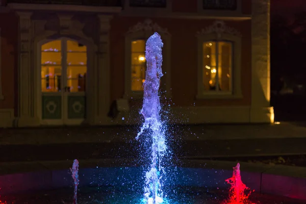 Fonte Água Colorida Noite Parque Uma Cidade Histórica Alemanha Sul — Fotografia de Stock