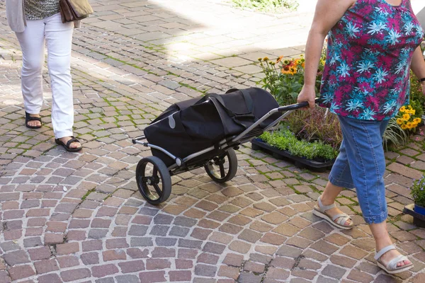 Passanten Der Nähe Des Marktes — Stockfoto