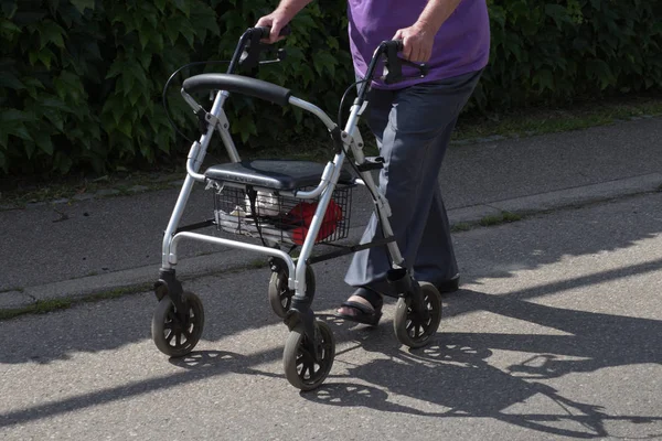 Gammal Kvinna Med Rollator Byn Södra Tyskland — Stockfoto