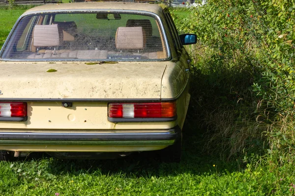 Velho Weathered Alemão Famoso Carro Marca Gramado Verde Sul Alemanha — Fotografia de Stock