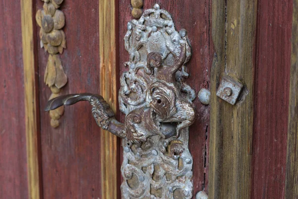 入り口のドア 赤オレンジ色と Silverplating 鉄製工芸品と南ドイツの歴史的な街のロマンチックなカトリック教会の装飾品 — ストック写真