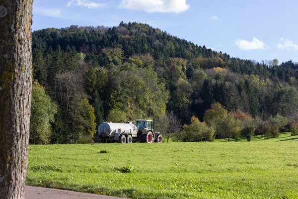 Traktor Bringt Gülle Den Ländlichen Raum Süddeutschlands — Stockfoto