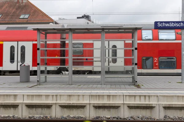 Bahnhof Mit Vorbeifahrenden Zügen Und Schienen Mit Infrastruktur Der Nähe — Stockfoto