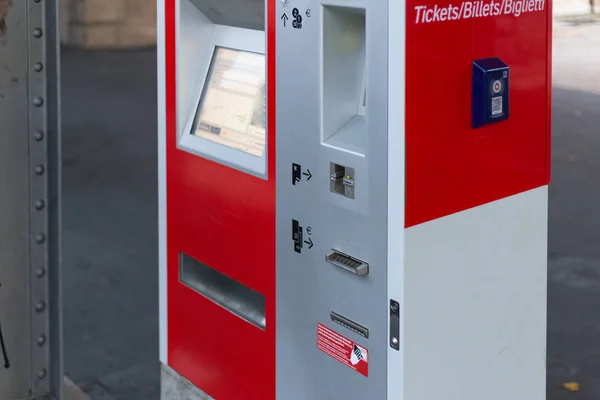 Emberek Egy Trainstation Vár Vagy Vételi Jegyek Dél Német Történelmi — Stock Fotó