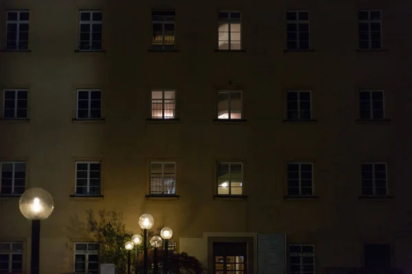 Fachadas Ventanas Modernas Históricas Con Lámparas Luces Una Noche Octubre — Foto de Stock