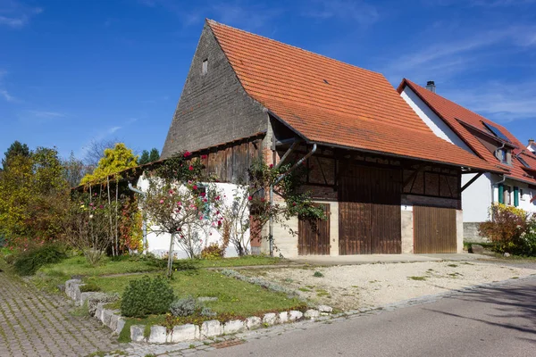 Hüttenarchitektur Indischen Sommermonat Oktober Mit Herbstlichen Rosenfarben Fassaden Und Chuche — Stockfoto