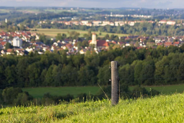 南ドイツの秋のシーズンの村の緑の芝生のフィールドと 月の背景にフェンスを牧草地します — ストック写真