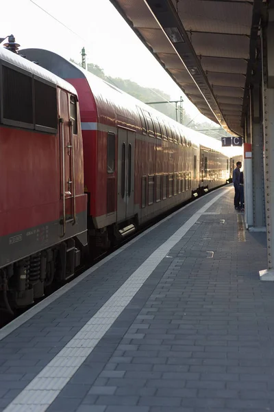 Schienenzug Und Schilder Einem Bahnhof Süddeutschland Einem Augustsommermorgen — Stockfoto