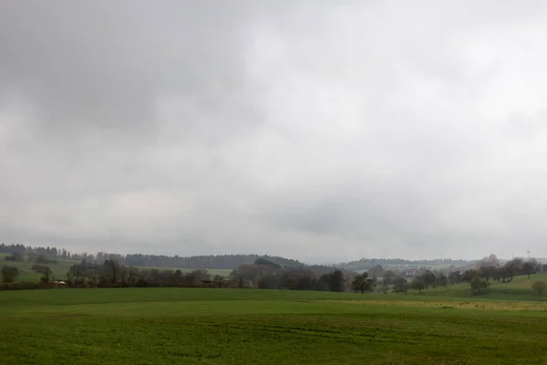 Landschaft Mit Sichtbarem Horizont Einem Nebligen Novembertag Mit Indischen Herbstfarben — Stockfoto