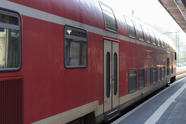 рельсы поезд и знаки на стажировке в Южной Германии в августе летнее утро
