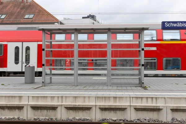 Trainstation tarafından geçen tren ve Münih ve stuttgart yakınındaki güney Almanya şehirde altyapısıyla raylar ile