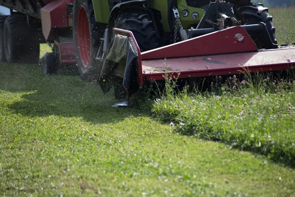 Traktor Haying Vlastní Letní Trávník Krajině Jižní Německo — Stock fotografie