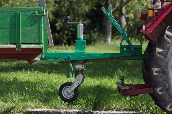 红色和绿色的旧拖拉机 详细说明了发动机和工具 — 图库照片