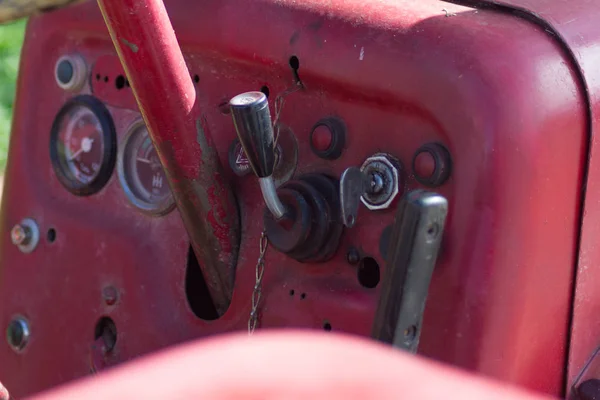 Alter Traktor Roter Und Grüner Farbe Mit Motor Und Werkzeugdetails — Stockfoto