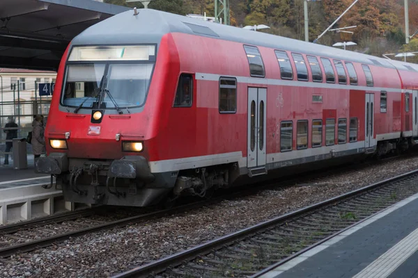 Trainstation Przejeżdżający Pociąg Szyny Infrastrukturą Obok Południowej Miasta Niemcy Pobliżu — Zdjęcie stockowe