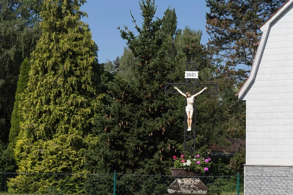 Dia Verão Julho Crucifixo Grande Contraste Com Plantas Arbustos Por — Fotografia de Stock