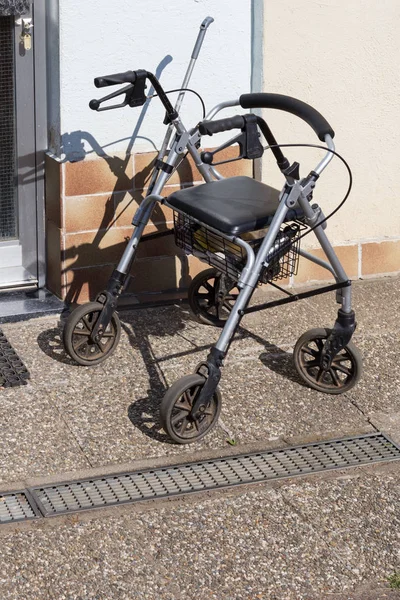 Rollator Μπροστά Από Την Πόρτα Του Σπίτι Ένα Καυτό Ιούλιο — Φωτογραφία Αρχείου