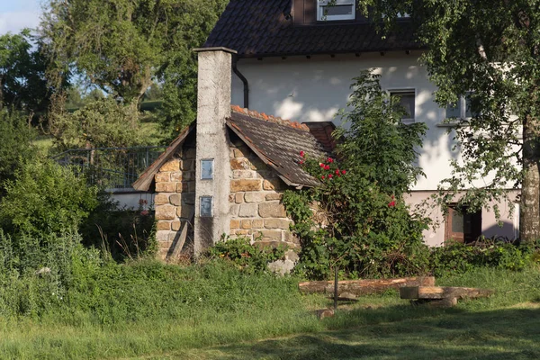 Bakehouse Com Plantas Gramado Redor — Fotografia de Stock