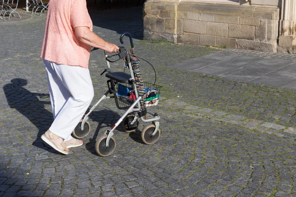 Walking Ett Café Nära Sommaren Park Romantiska Staden Södra Tyskland — Stockfoto