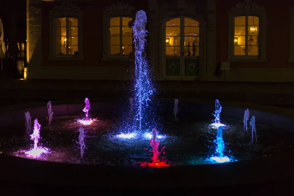 Fonte Água Colorida Noite Parque Uma Cidade Histórica Sul Alemanha — Fotografia de Stock