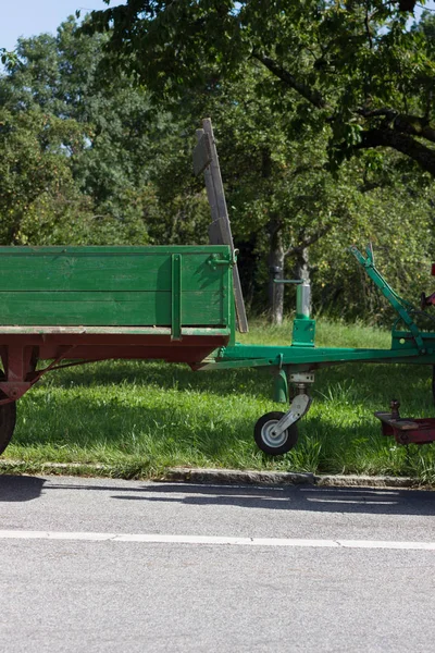 Старый Трактор Красного Зеленого Цвета Деталями Двигателя Инструментов — стоковое фото