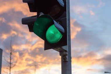 trafik ışıkları ve cepheler yakınındaki günbatımı sonbahar Kasım döneminde Güney Almanya Münih ve stuttgart yakınındaki tren istasyonu