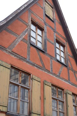 Bavyera bir tarihi şehir Güney Almanya'da yaz, eski ahşap Ahşap çerçeve yapılar pencereler, kapılar ve deecorations bile zaman dinlendirici bir tatil için çok romantik bir yer vardır