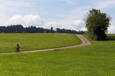 bisikletçiler Münih şehir ve stuttgart yakınındaki Güney Alman kırsal bir mesafe görünümde güneşli bir yaz