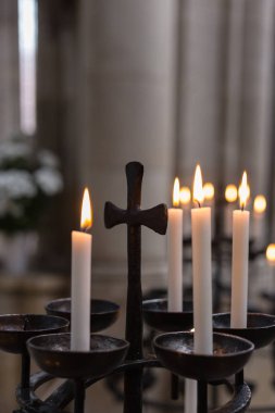 Bu ruh ve inanç dua insanlarla bir kilise ortam aydınlanır din sembolü 's