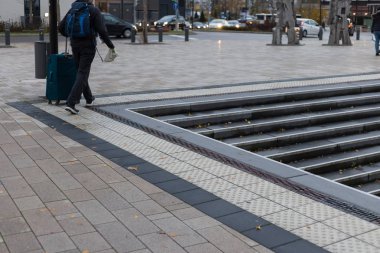insanlar bir trainstation bekliyor veya biletleri ve leave İstasyonu güneye Alman tarihi şehir içinde onların Bagaj ile satın alma
