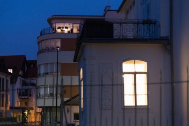 modern ve tarihi cepheler ve windows ile lambalar ve Güney Almanya City stuttgart town yakınındaki bir Ekim gecesi ışıklar